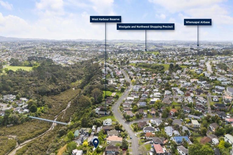 Photo of property in 1/125 West Harbour Drive, West Harbour, Auckland, 0618