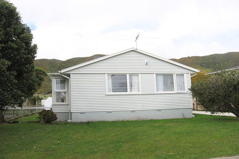 Photo of property in 5 Dewsbury Grove, Wainuiomata, Lower Hutt, 5014