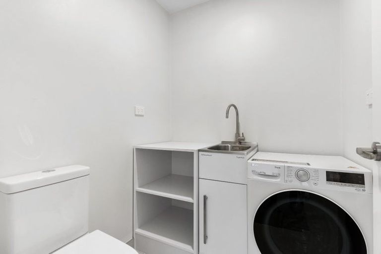 Photo of property in 41 Kingdale Road, Henderson, Auckland, 0610