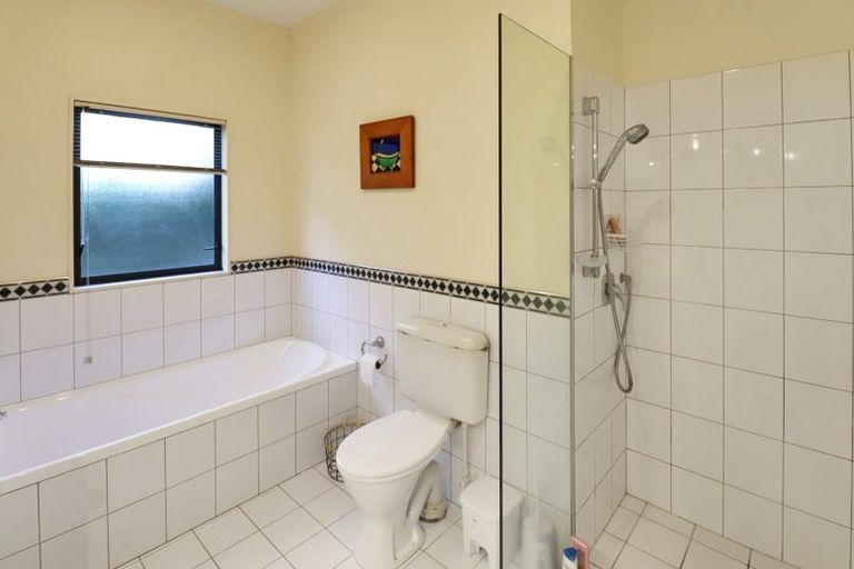 Photo of property in 122 Viewmont Drive, Harbour View, Lower Hutt, 5010
