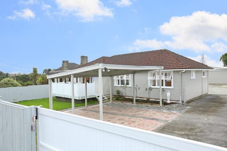 Photo of property in 3 Glen Marine Parade, Glendene, Auckland, 0602