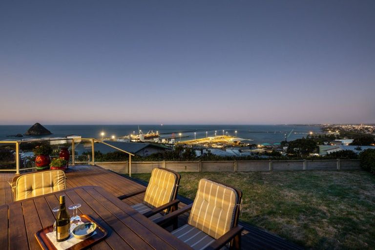 Photo of property in 19 Port View Crescent, Moturoa, New Plymouth, 4310