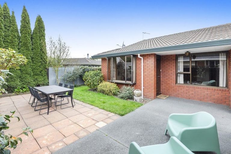 Photo of property in 2/10 Broadfell Avenue, Avonhead, Christchurch, 8042