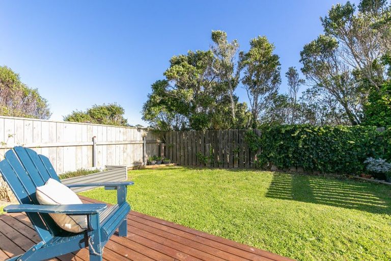 Photo of property in 9 Balmain Street, Newlands, Wellington, 6037