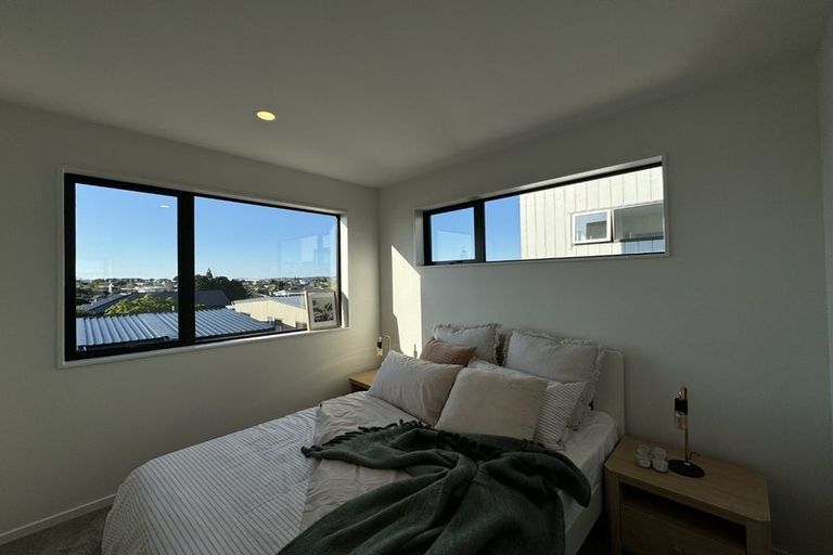 Photo of property in 5 Paetai Lane, Te Atatu Peninsula, 0610