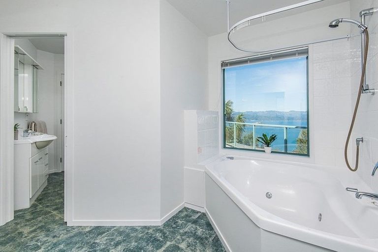 Photo of property in 44 Dress Circle, Newlands, Wellington, 6037