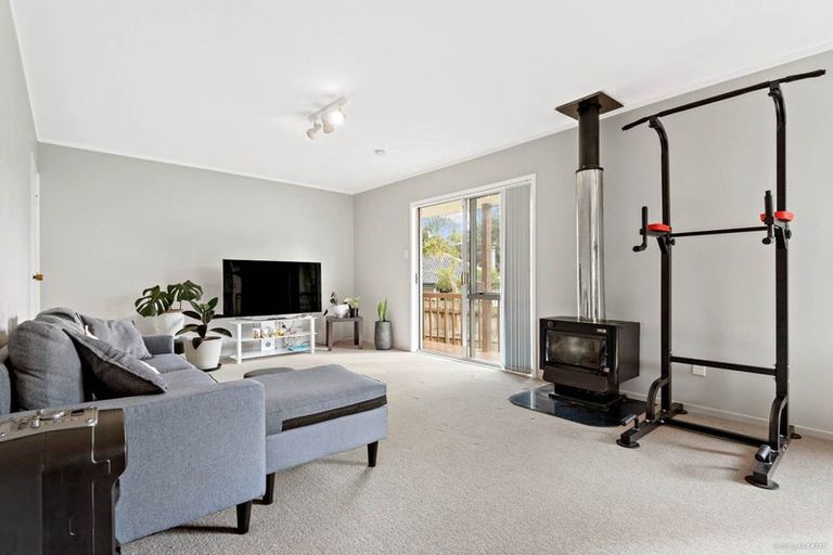 Photo of property in 11 Glenbury Place, Massey, Auckland, 0614