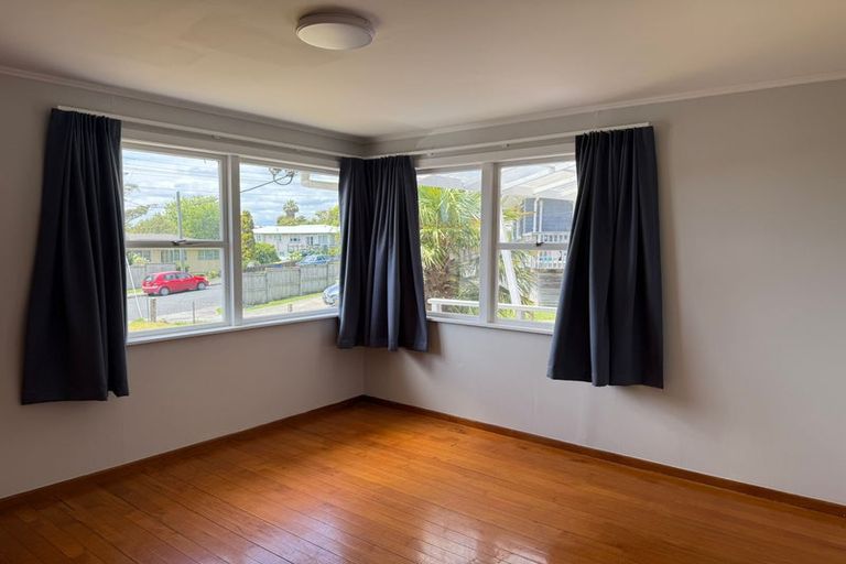 Photo of property in 5 Lex Avenue, Green Bay, Auckland, 0604