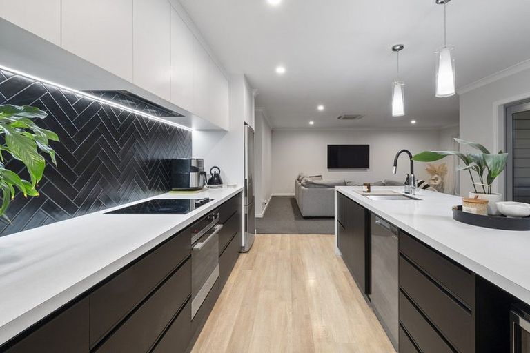 Photo of property in 22 Cyprus Place, Fitzherbert, Palmerston North, 4410