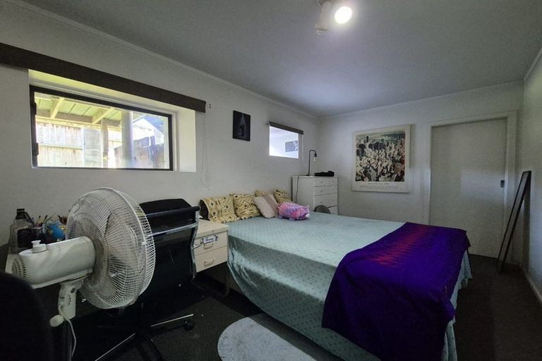 Photo of property in 1 Lauderdale Road, Birkdale, Auckland, 0626