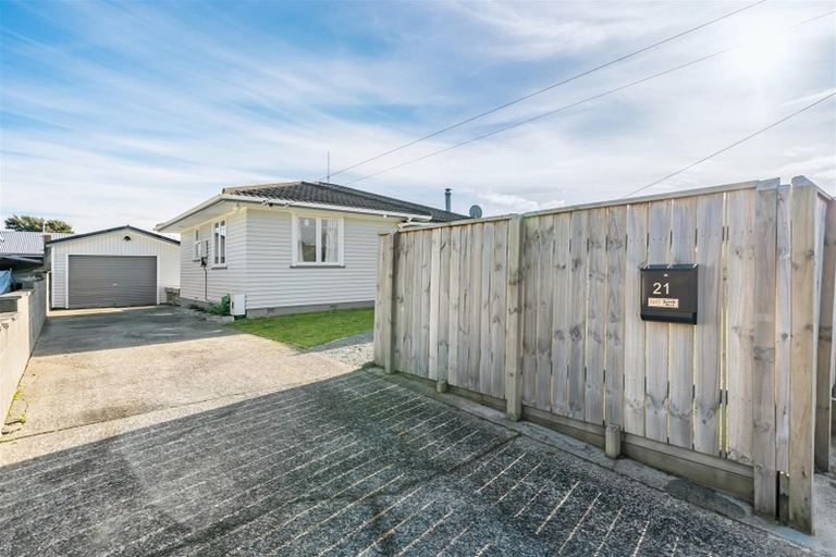 Photo of property in 21 Totara Park Road, Clouston Park, Upper Hutt, 5018