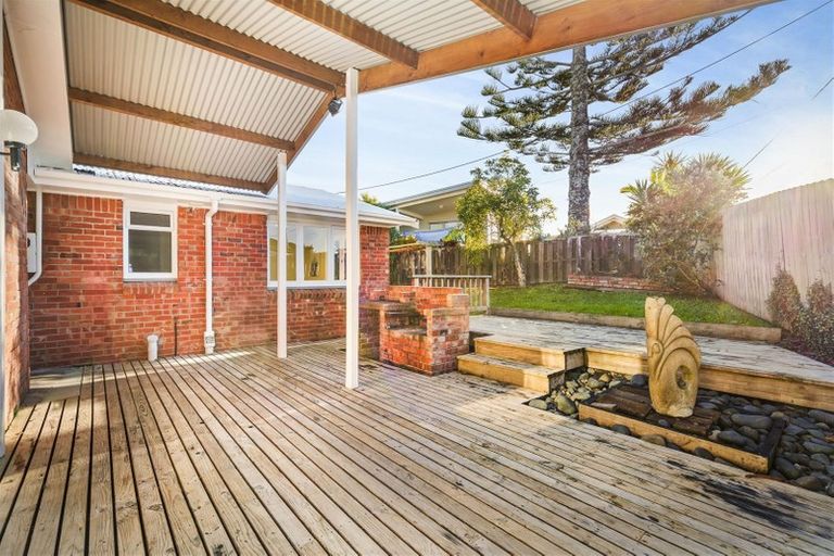 Photo of property in 122 Matipo Road, Te Atatu Peninsula, Auckland, 0610