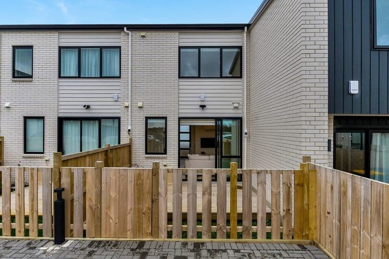 Photo of property in 5/86 Fred Taylor Drive, Westgate, Auckland, 0814