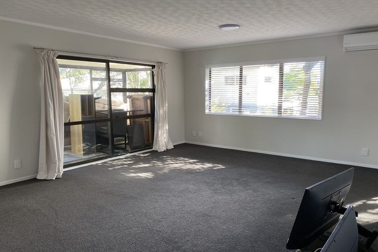 Photo of property in 2/3 Kaurilands Road, Titirangi, Auckland, 0604