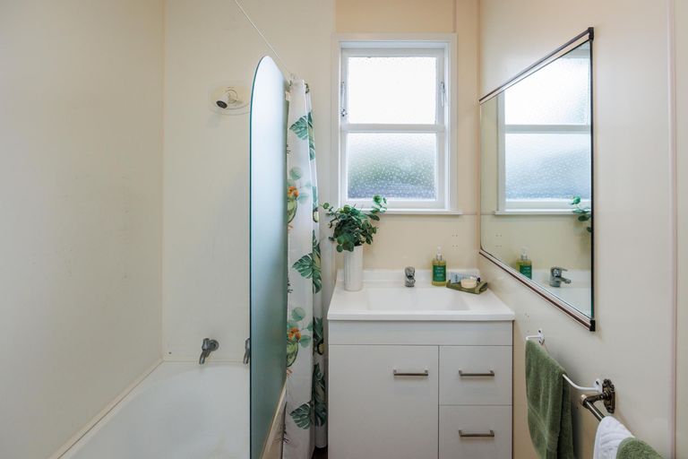 Photo of property in 4 Ellesmere Crescent, Highbury, Palmerston North, 4412