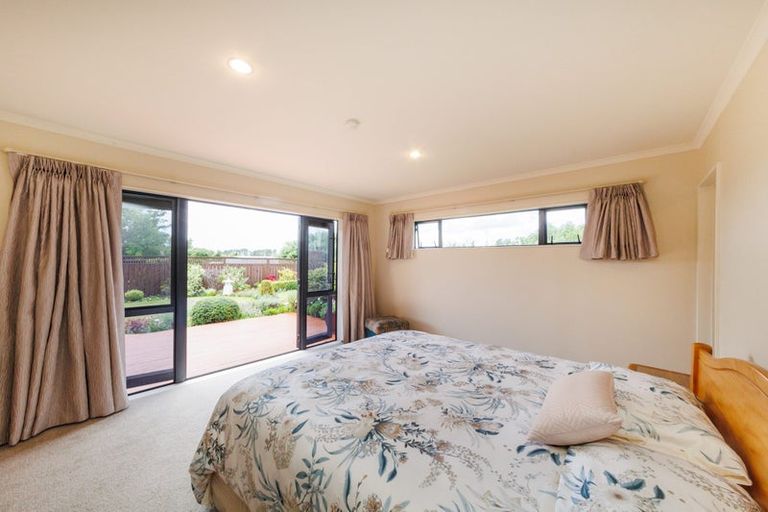 Photo of property in 16 Sycamore Crescent, Fitzherbert, Palmerston North, 4410