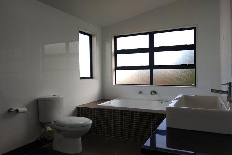 Photo of property in 21 Zara Court, Windsor Park, Auckland, 0632