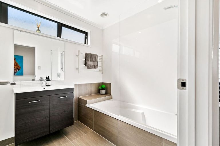 Photo of property in 12a Dida Park Drive, Kumeu, 0810