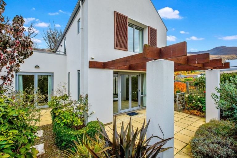 Photo of property in 13 Meadowbrook Place, Wanaka, 9305