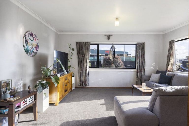 Photo of property in 112 Glover Road, Hawera, 4610