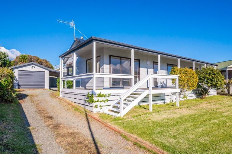 Photo of property in 66 Queens Road, Waikanae Beach, Waikanae, 5036