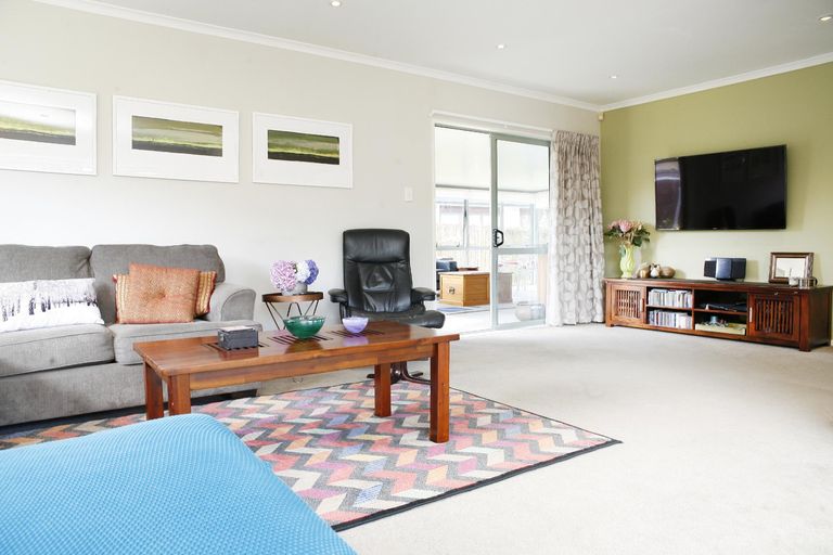 Photo of property in 9 Matilda Place, Weymouth, Auckland, 2103