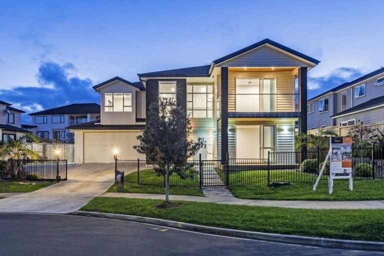 Photo of property in 8 Taraire Place, Orewa, 0931