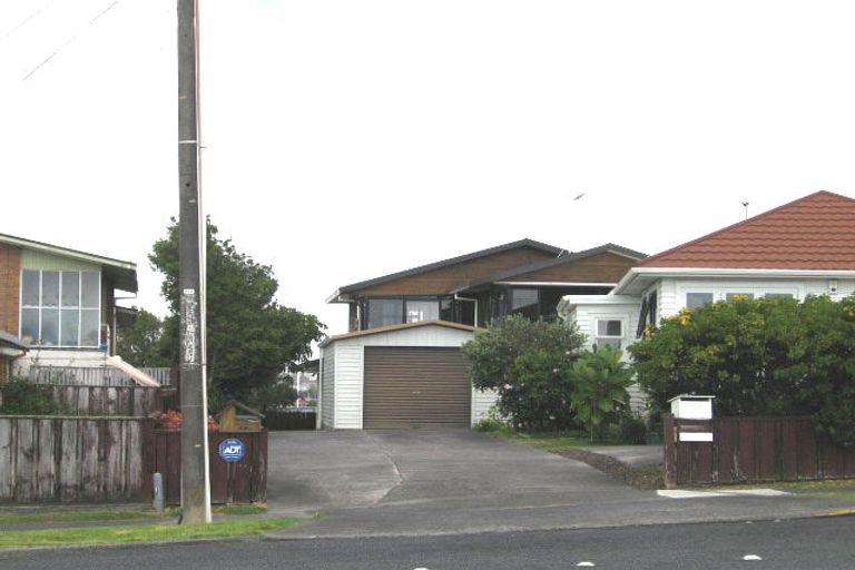 Photo of property in 2/106 East Coast Road, Forrest Hill, Auckland, 0620