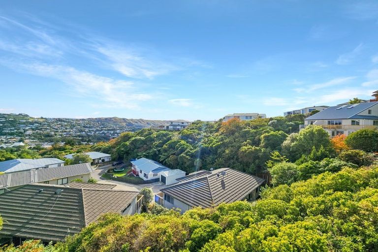 Photo of property in 82a Stewart Drive, Newlands, Wellington, 6037