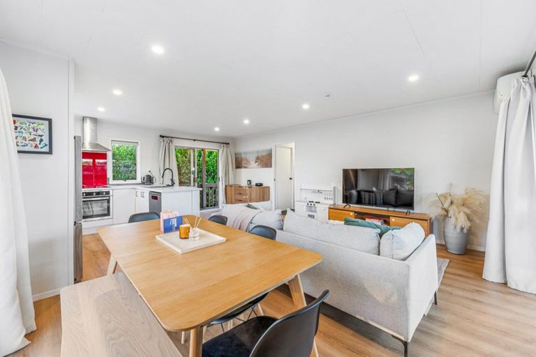 Photo of property in 92b Beach Road, Te Atatu Peninsula, Auckland, 0610