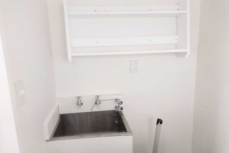 Photo of property in 10 Kingsbridge Place, Newlands, Wellington, 6037