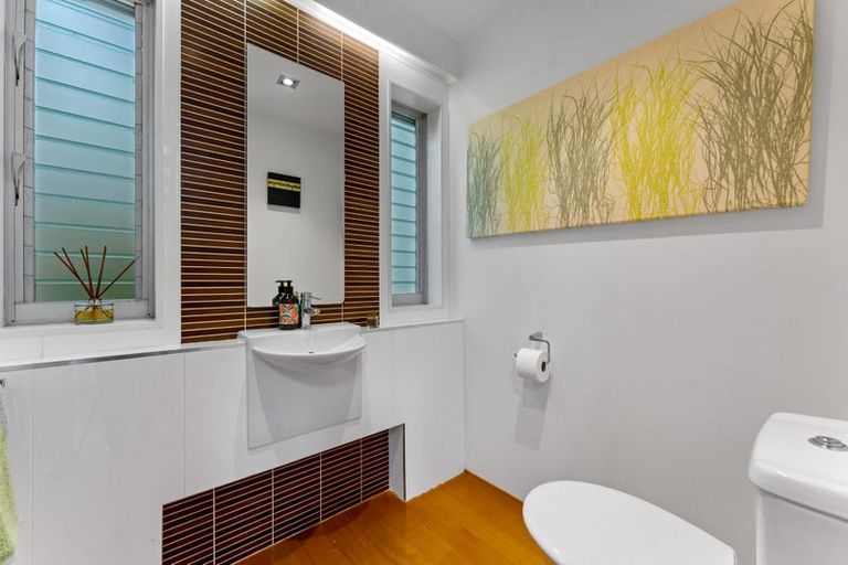 Photo of property in 12b Parr Terrace, Castor Bay, Auckland, 0620