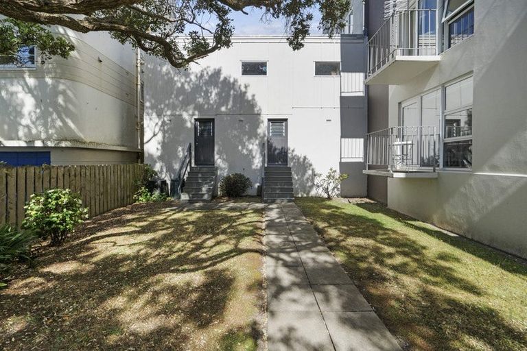 Photo of property in Kingsgate Flats, 10 Austin Street, Mount Victoria, Wellington, 6011