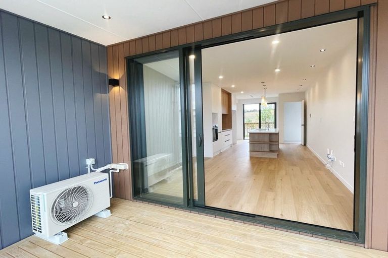 Photo of property in 7 Heketara Way, Massey, Auckland, 0614