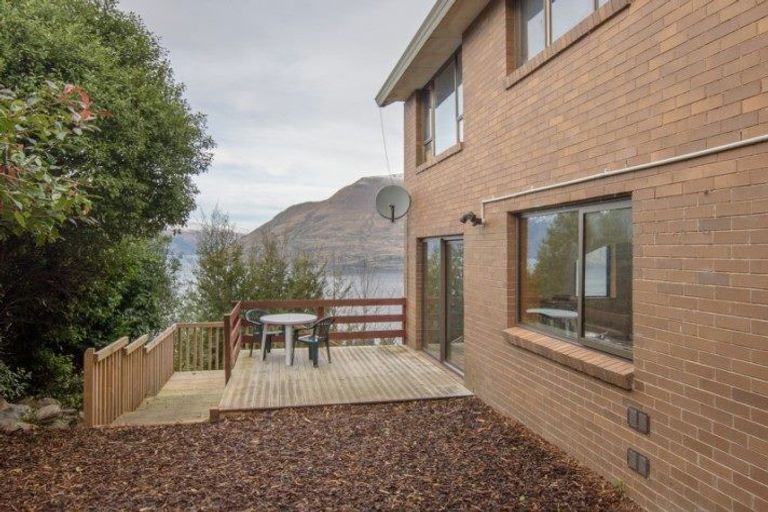 Photo of property in 73a Wynyard Crescent, Fernhill, Queenstown, 9300