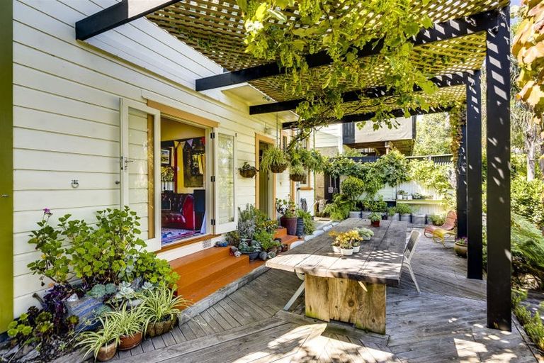 Photo of property in 1 Lawrence Road, Hospital Hill, Napier, 4110