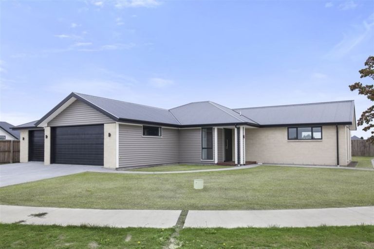 Photo of property in 8 Valour Drive, Rangiora, 7400