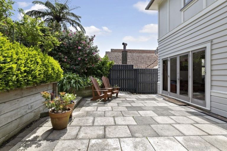 Photo of property in 14 Glen Road, Kelburn, Wellington, 6012