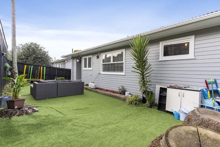 Photo of property in 1/17 Crystal Avenue, Glendene, Auckland, 0602