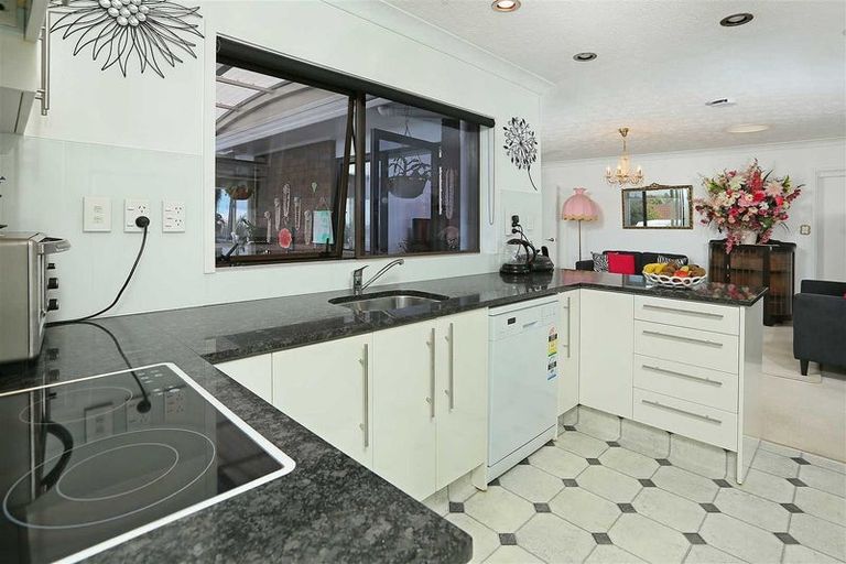 Photo of property in 34 Sturges Road, Henderson, Auckland, 0612