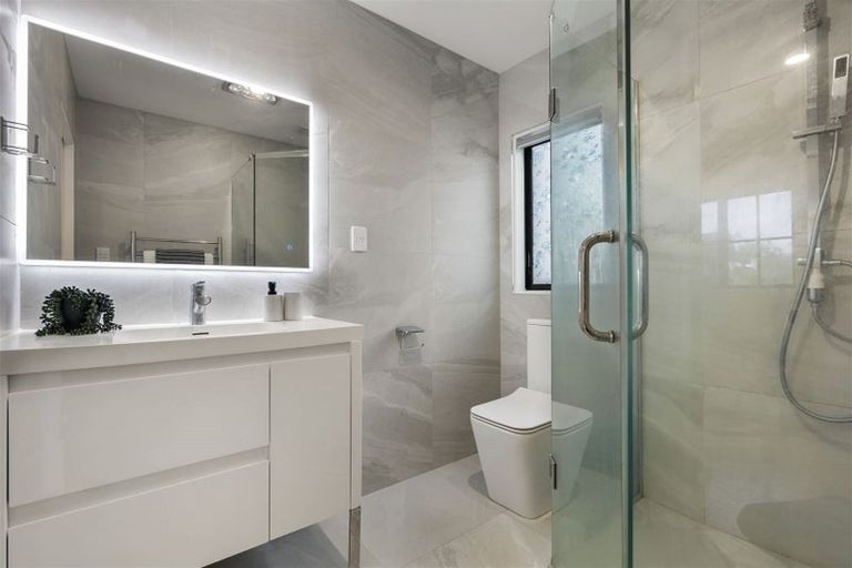 Photo of property in 1/52 Aberdeen Road, Campbells Bay, Auckland, 0620