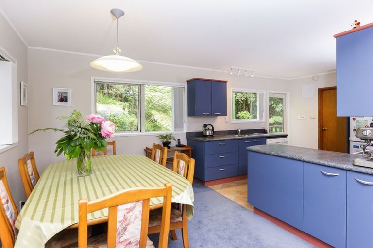 Photo of property in 5 Hayes Road, Henderson Valley, Auckland, 0612