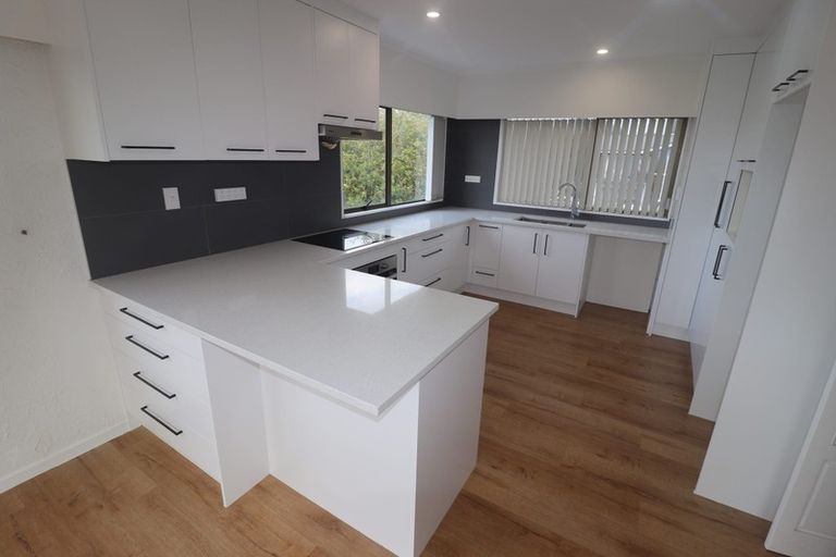 Photo of property in 2/177 Forrest Hill Road, Forrest Hill, Auckland, 0620