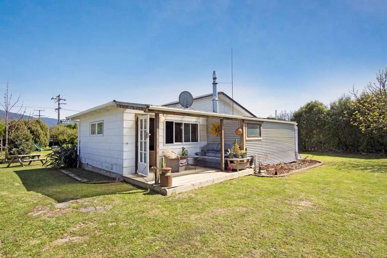 Photo of property in 176 Commercial Street, Takaka, 7110
