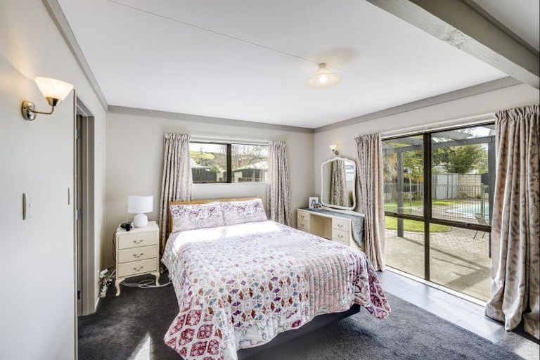 Photo of property in 14 Bassett Place, Taradale, Napier, 4112