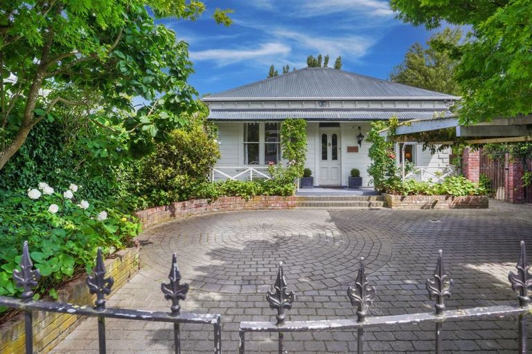 Photo of property in 96 Holly Road, St Albans, Christchurch, 8014
