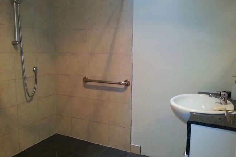 Photo of property in 2/550 Glenfield Road, Glenfield, Auckland, 0629