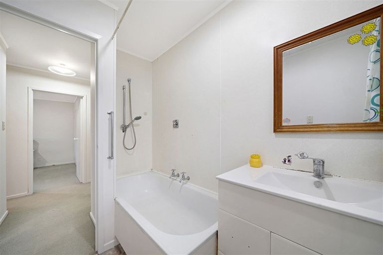 Photo of property in 5/15a Oates Road, Glen Eden, Auckland, 0602