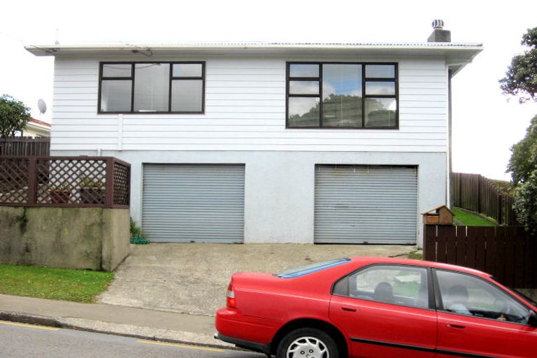 Photo of property in 6 Bancroft Terrace, Newlands, Wellington, 6037