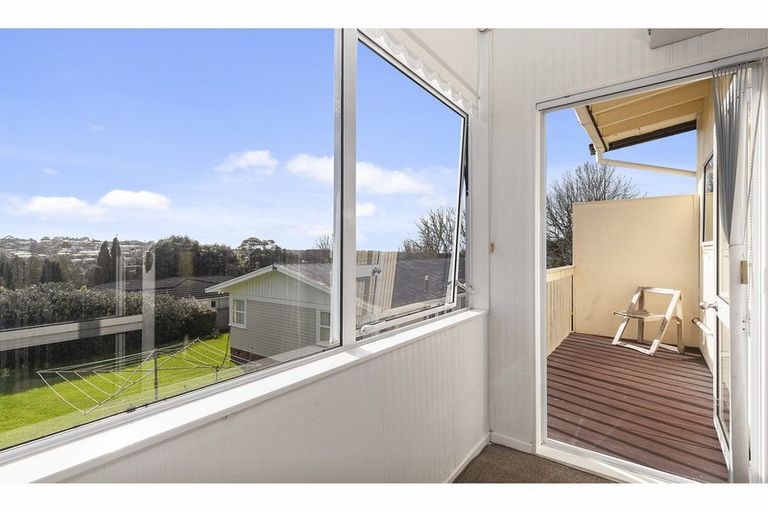 Photo of property in 2/58 Pupuke Road, Hillcrest, Auckland, 0627